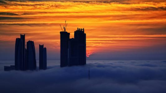 在迪拜，阿拉伯联合酋长国云层之上的摩天大楼