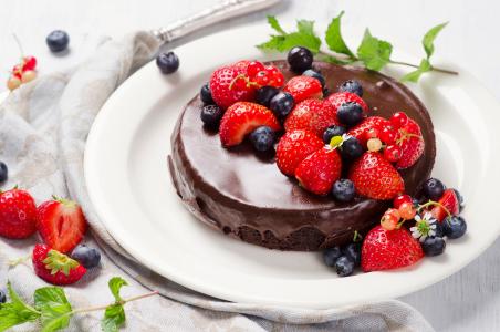 美味的巧克力蛋糕，新鲜的草莓和蓝莓浆果