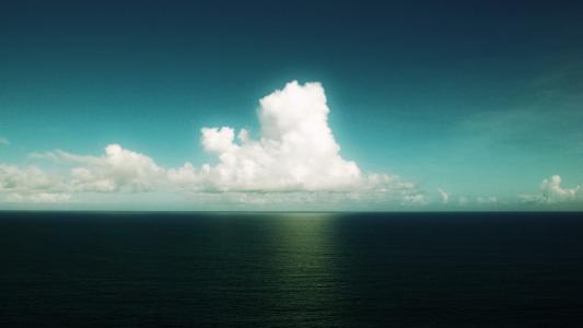 孤独的云在海上
