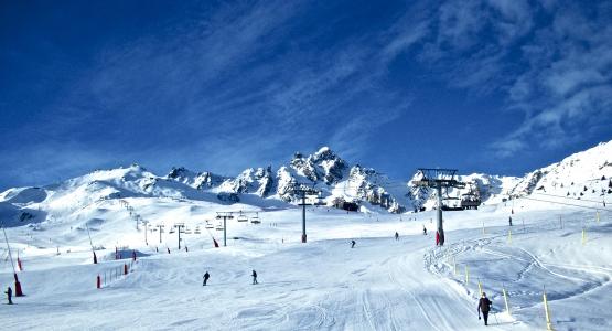 法国Courchevel滑雪胜地的滑雪坡