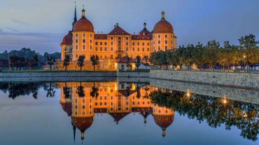 莫里茨堡城堡反映在水中。