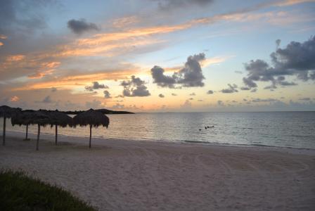 古巴Cayon Ensenacios度假村的海滩日落