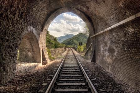 铁路隧道由石头制成