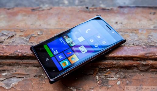 诺基亚Lumia 925在一个无线充电模块的情况下