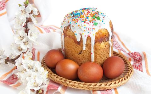 复活节蛋糕和鸡蛋在节日的餐桌上