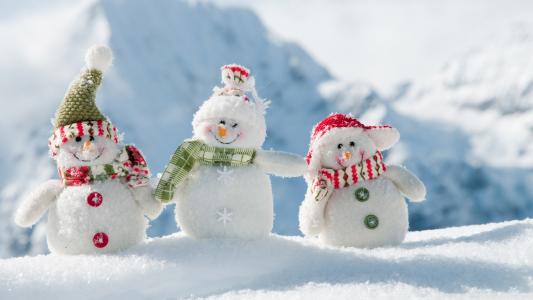 在雪上的三个快乐的雪人