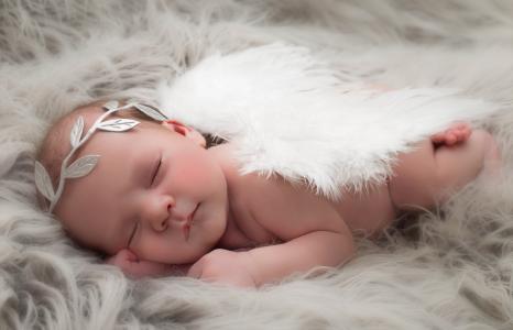 一个睡着的婴儿与天使的翅膀