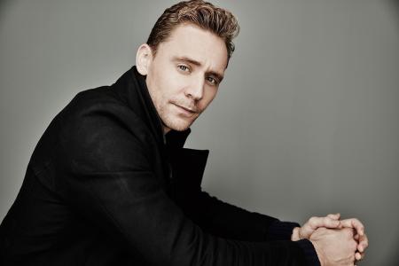 演员汤姆Hiddleston在一件黑外套