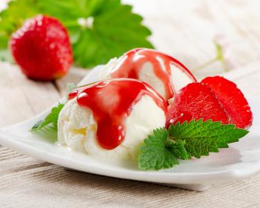 草莓酱的香草冰淇淋球