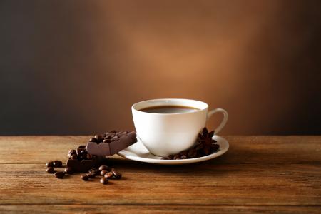 在一个白色的杯子，黑巧克力的咖啡