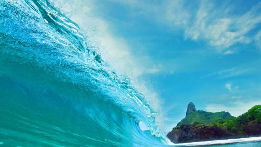在海岛的背景的蓝色波浪
