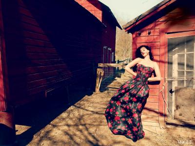歌手凯蒂·佩里穿着漂亮的连衣裙，拍摄了一张新照片