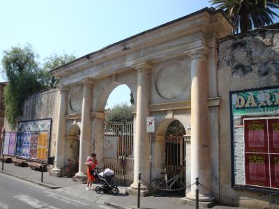 意大利迪亚诺马里诺度假胜地的古代拱门