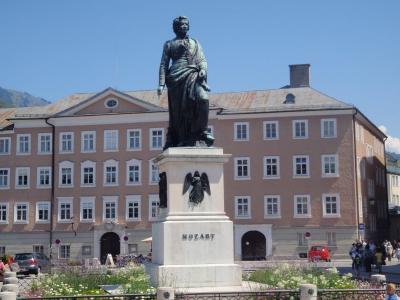 奥地利萨尔茨堡市的莫扎特雕像