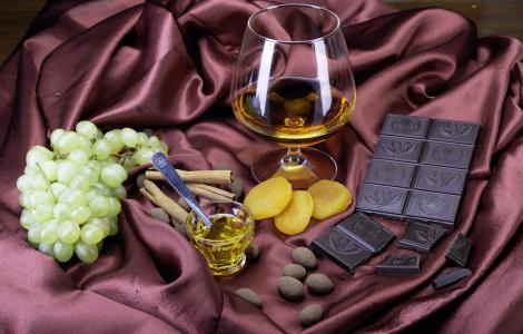 一杯威士忌配葡萄，黑巧克力和杏干
