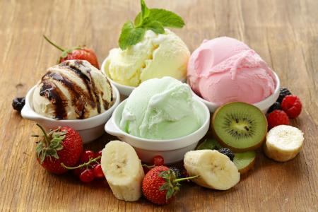 水果冰淇淋球与新鲜水果和浆果