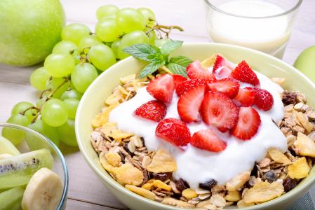 用草莓，葡萄和奶油吃早餐的想法