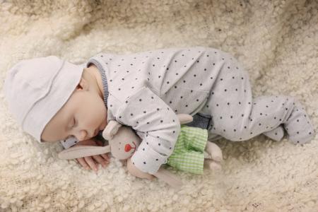 一个婴儿宝宝睡着一个最喜欢的毛绒玩具