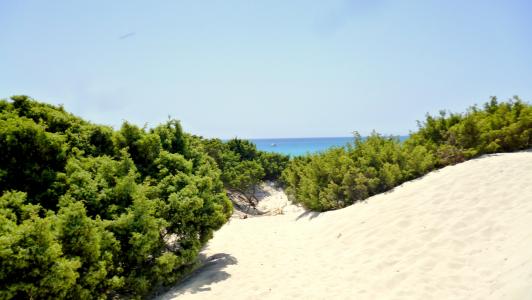 意大利维拉西缪斯海滩上的白色沙滩