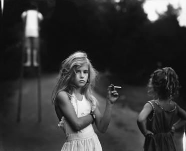 一支香烟的女孩的照片