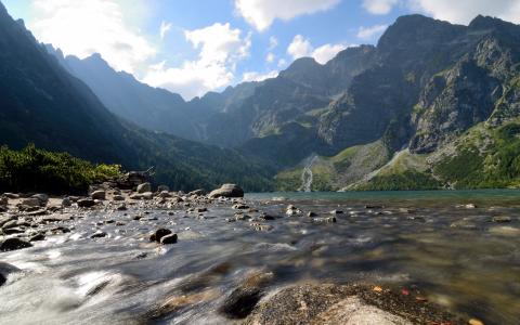 该地区最大的高山湖泊，波兰