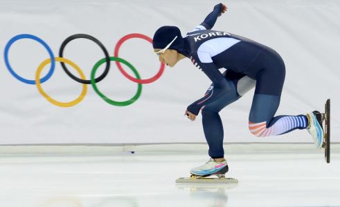 李尚华是一名韩国速度滑冰选手，在索契获得金牌