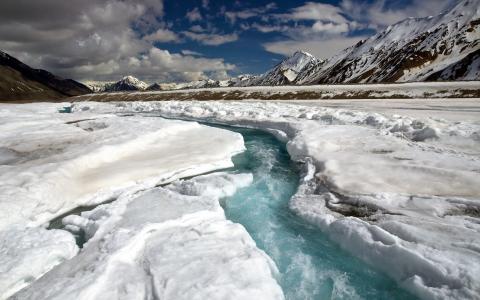 小河在冰川断裂