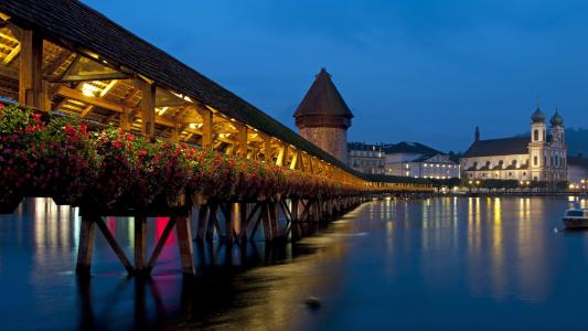 在颜色的行人天桥，瑞士