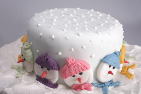 新年蛋糕装饰着来自糖的雪人