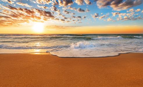海浪被海边的热黄砂洗净