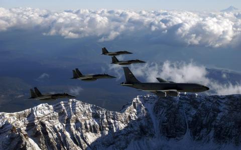 军用飞机F-15在山上