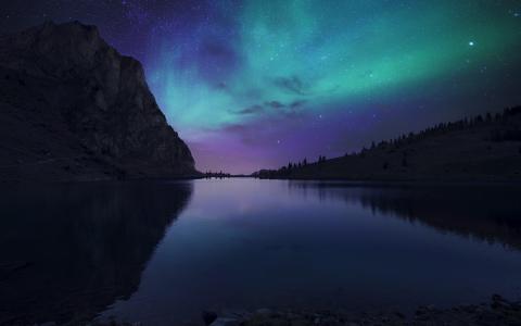 在山湖之上的极光borealis