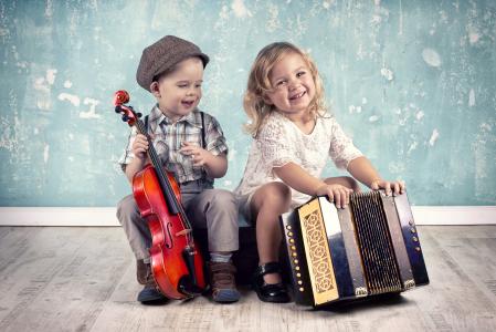 小提琴和手风琴女孩的小男孩