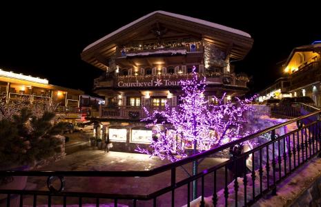 在高雪维尔，法国滑雪胜地的圣诞节