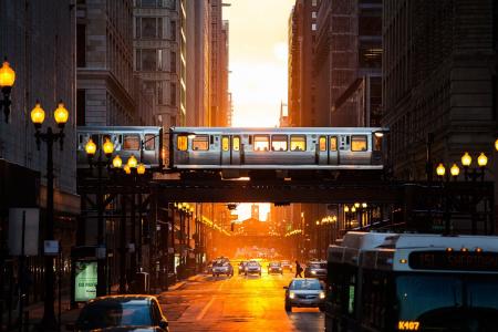 地铁在芝加哥穿过街道