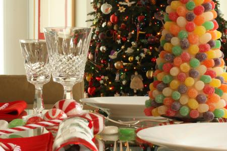 圣诞树和一张美丽的桌子