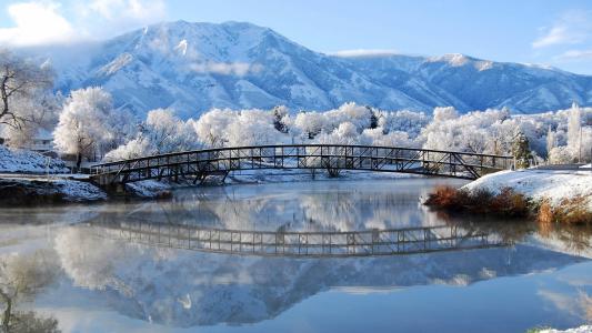 桥梁在冬天河在山