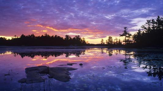 在湖的淡紫色日落