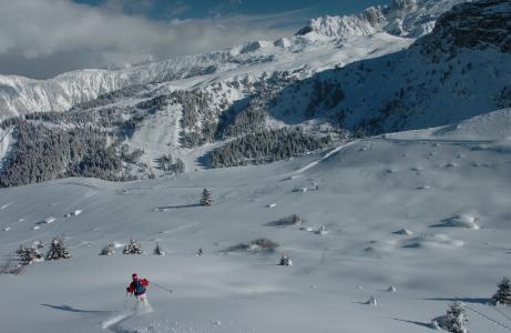 在法国高雪维尔的滑雪胜地度过愉快的假期
