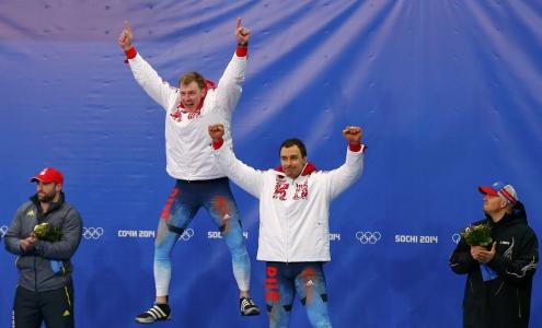 俄罗斯舵手阿列克谢·沃沃达（Alexei Voevoda）和亚历山大·祖布科夫（Alexander Zubkov）在索契获得金牌