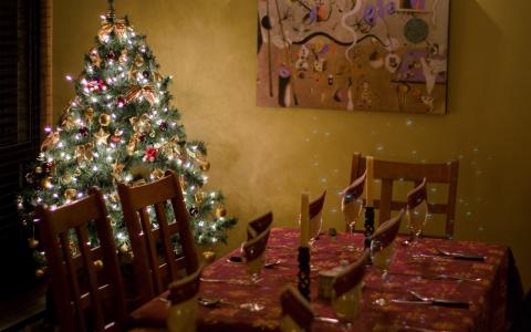 在新年的桌子上的圣诞树