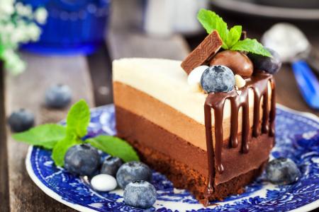 三个蓝莓巧克力蛋糕