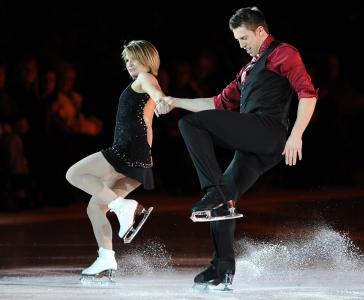 Dylan Moskovic和Kirsten Moore-Towers加拿大花式滑冰运动员是银牌的持有者