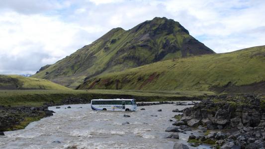 公共汽车正在移动河流