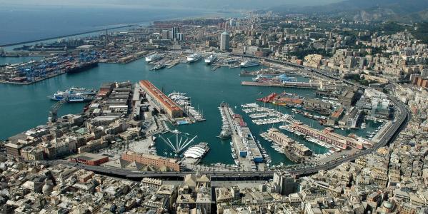 港口的全景在热那亚，意大利
