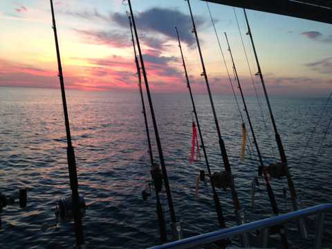 夕阳海上鱼竿钓鱼图片
