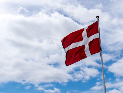 红色的丹麦国旗图片