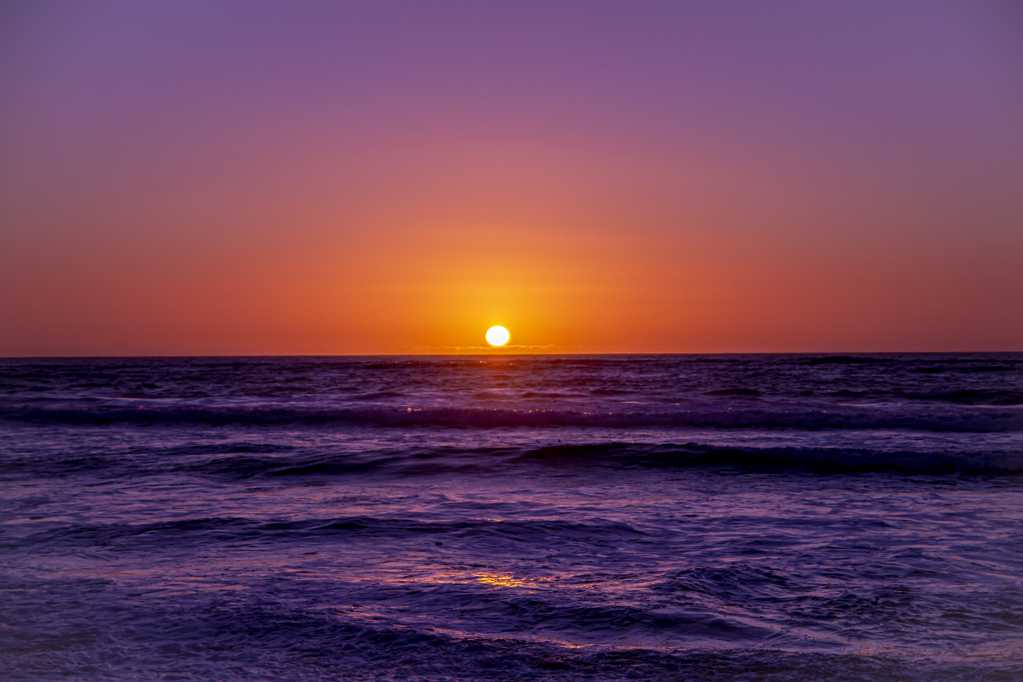 海平面暮色夕阳图片