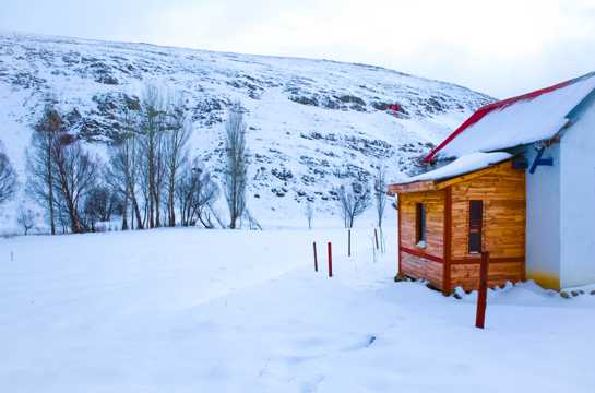 冬日雪地的木屋