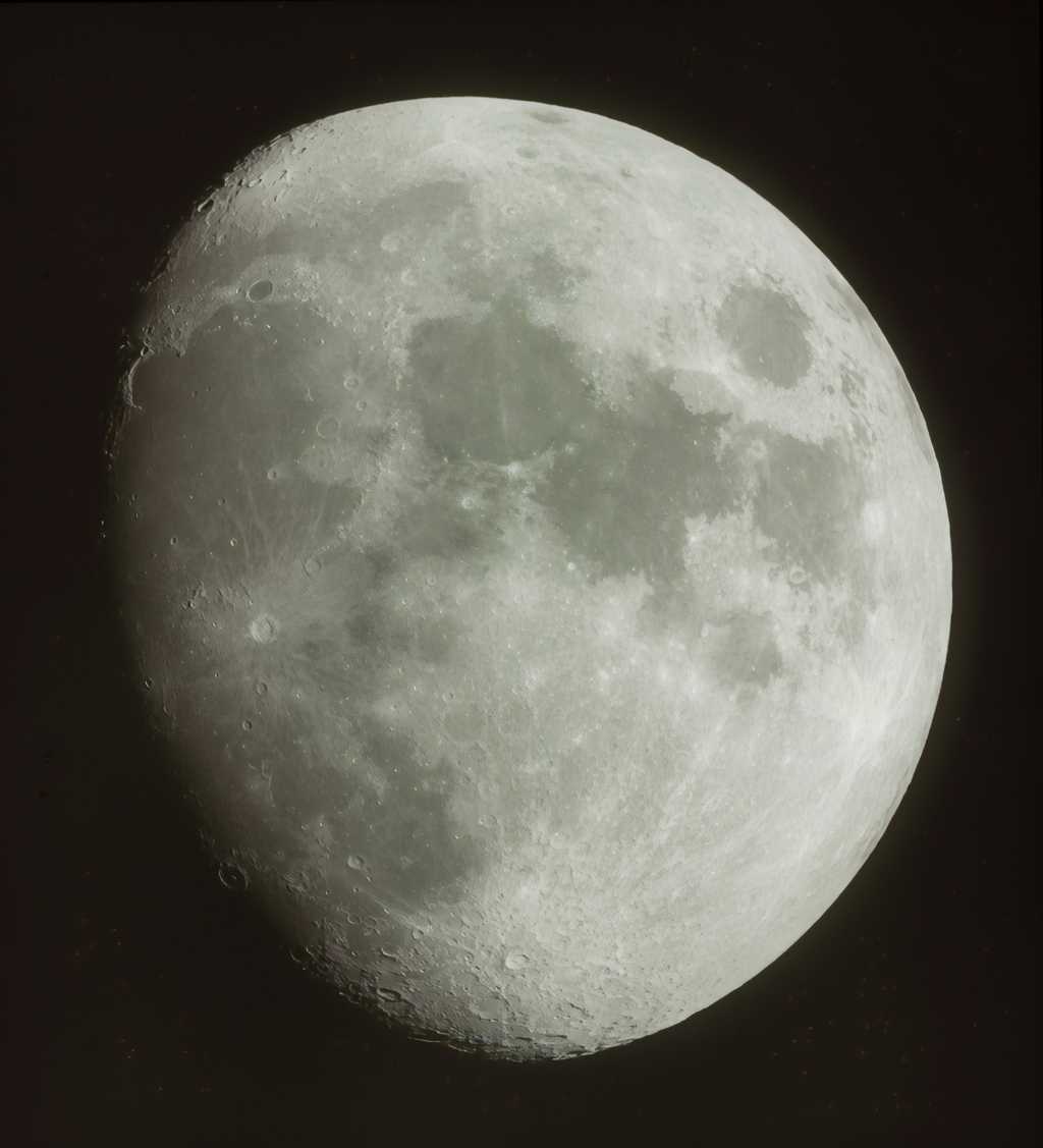 月球黑白拍摄图片